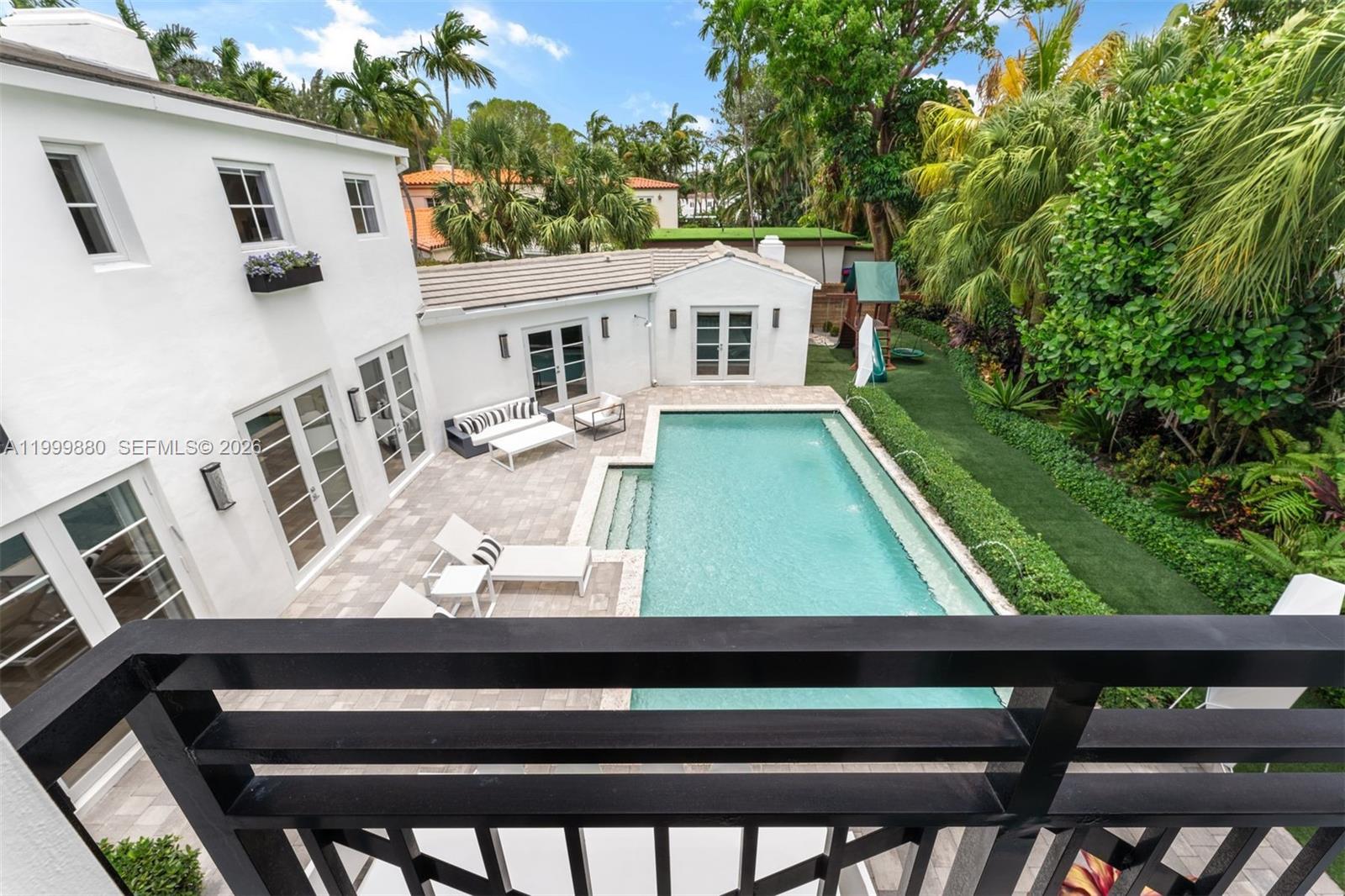 2887 Pine Tree Dr, Miami Beach FL 33140
