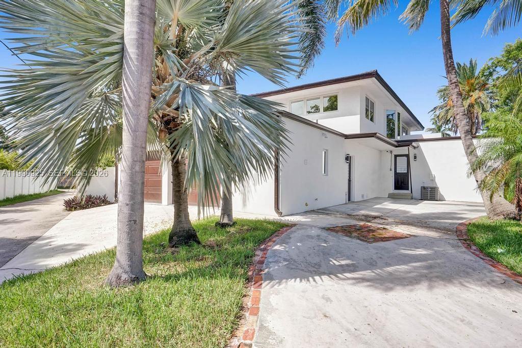 911 N Northlake Dr, Hollywood FL 33019