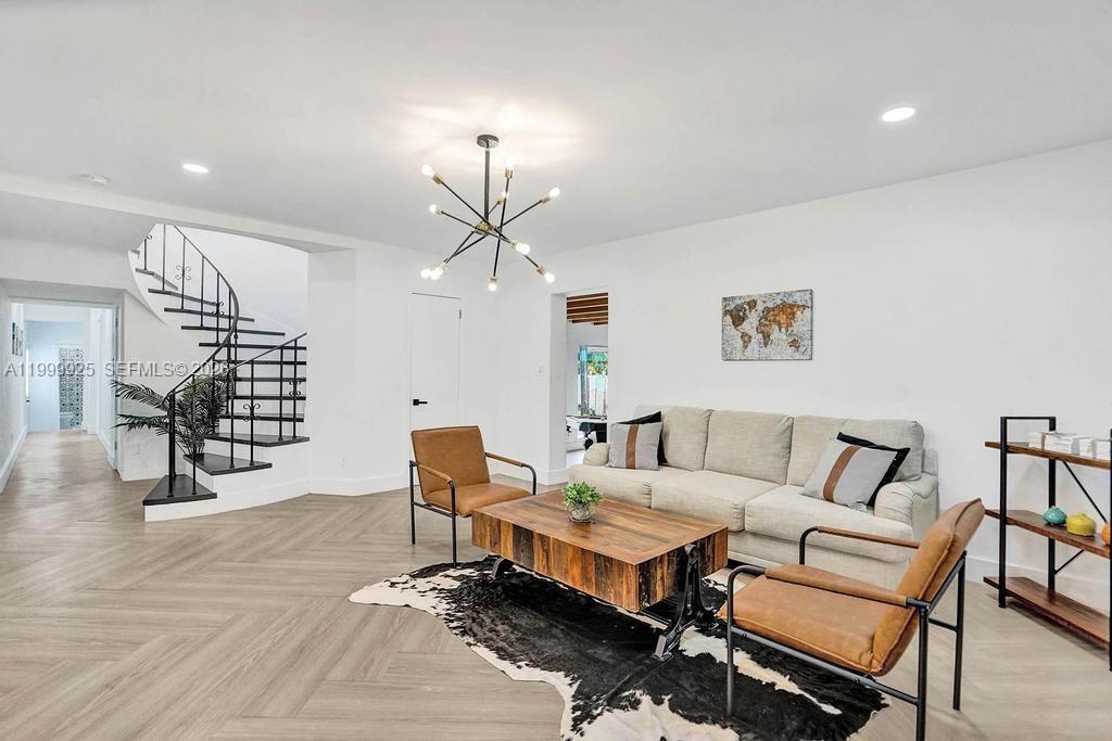 911 N Northlake Dr, Hollywood FL 33019
