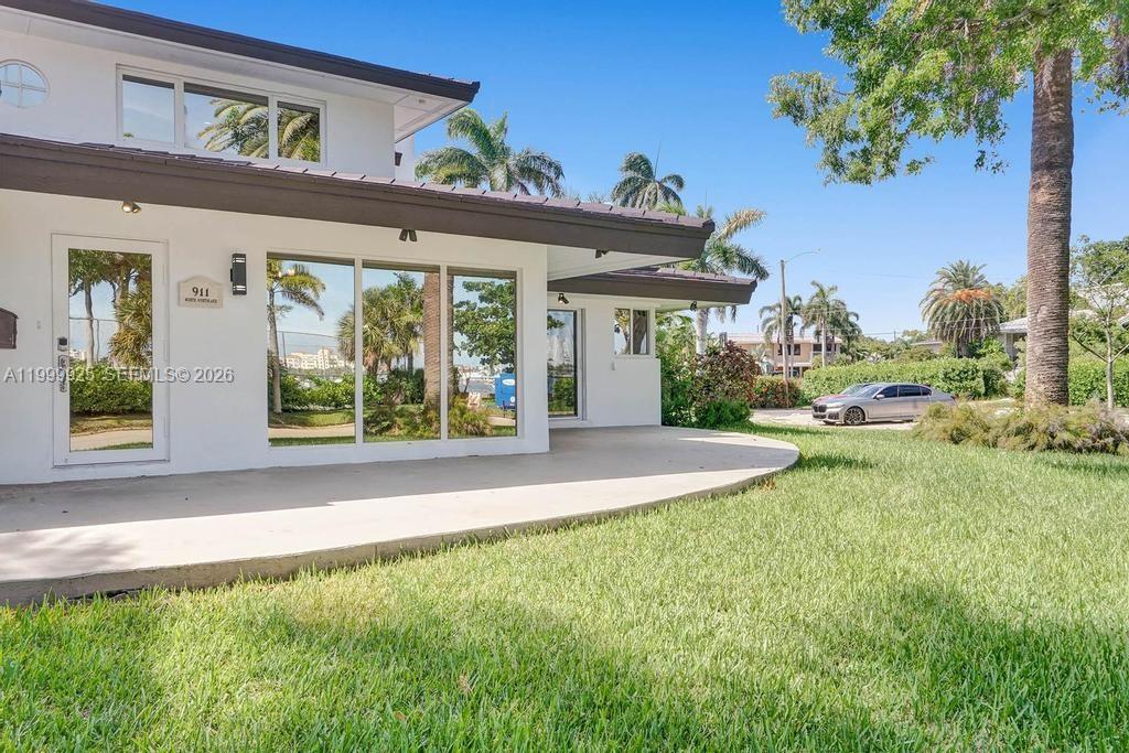 911 N Northlake Dr, Hollywood FL 33019