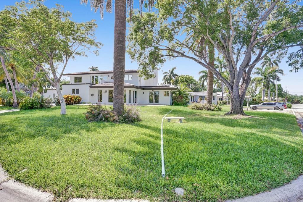 911 N Northlake Dr, Hollywood FL 33019