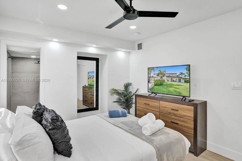 911 N Northlake Dr, Hollywood FL 33019