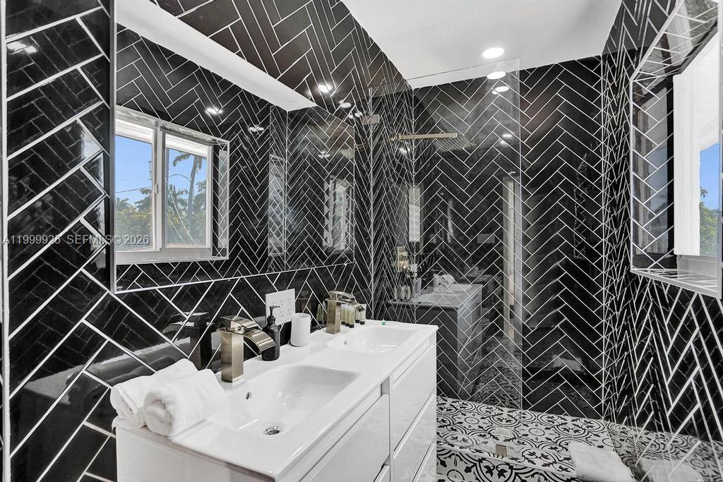 911 N Northlake Dr, Hollywood FL 33019