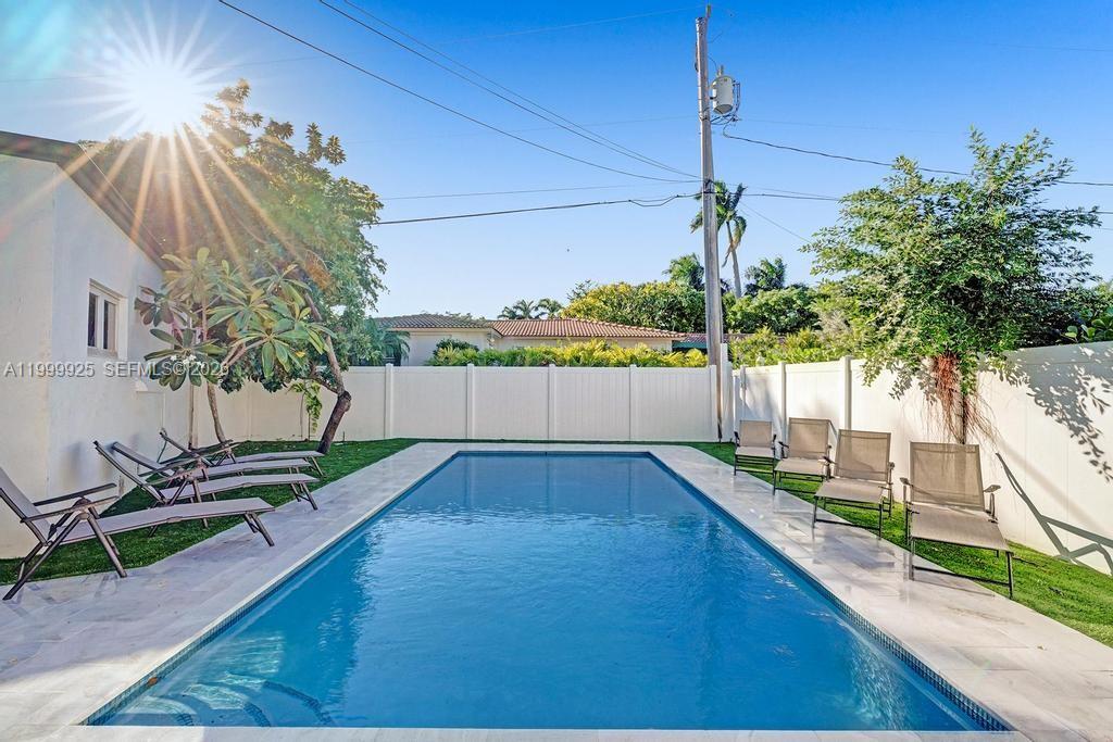 911 N Northlake Dr, Hollywood FL 33019