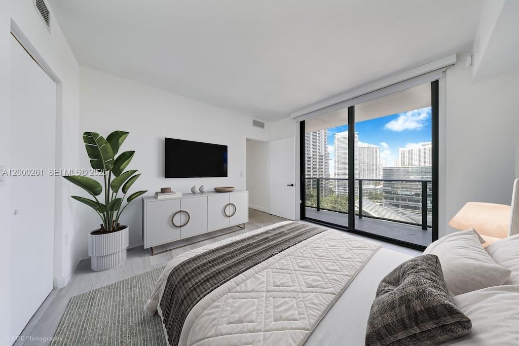 45 SW 9th St #1808, Miami FL 33130