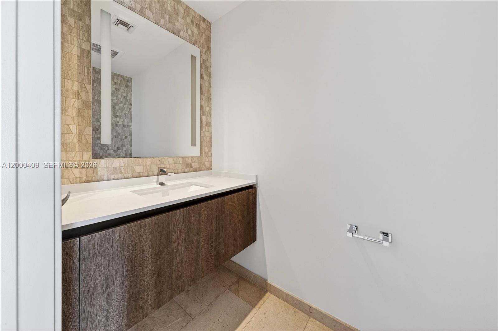68 SE 6th St #3906, Miami FL 33131