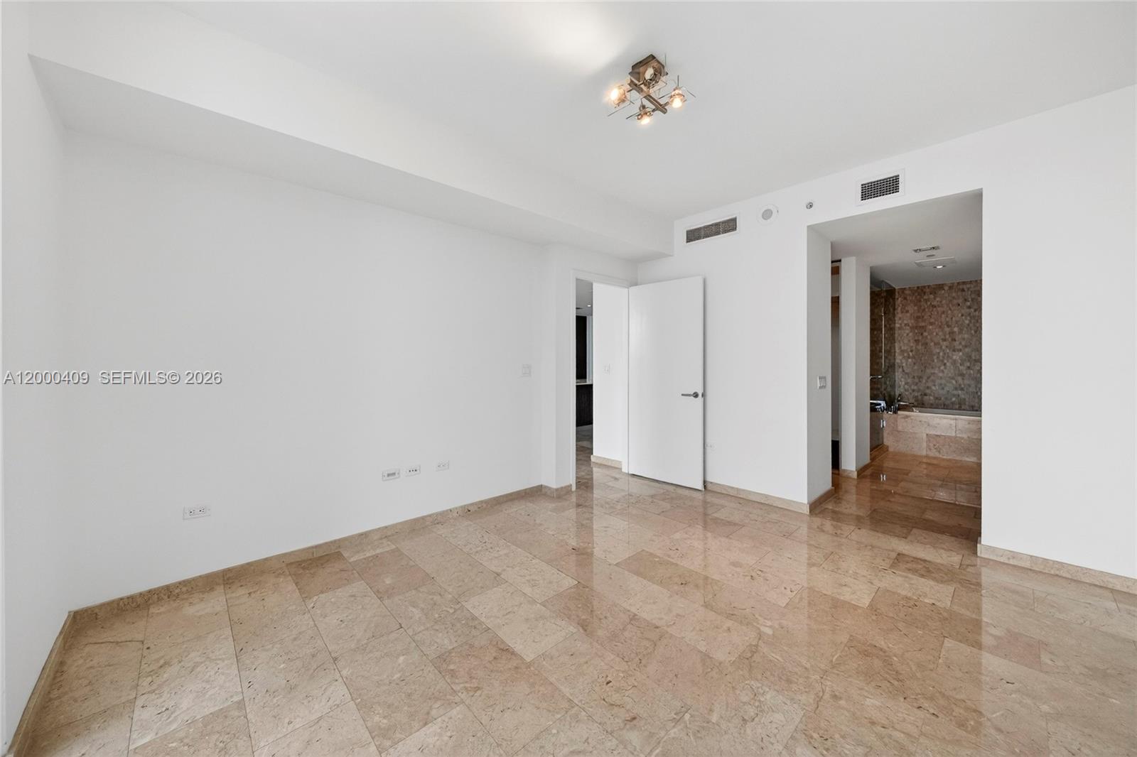 68 SE 6th St #3906, Miami FL 33131