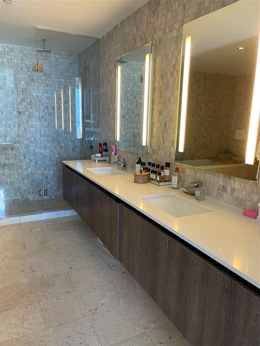 68 SE 6th St #2409, Miami FL 33131