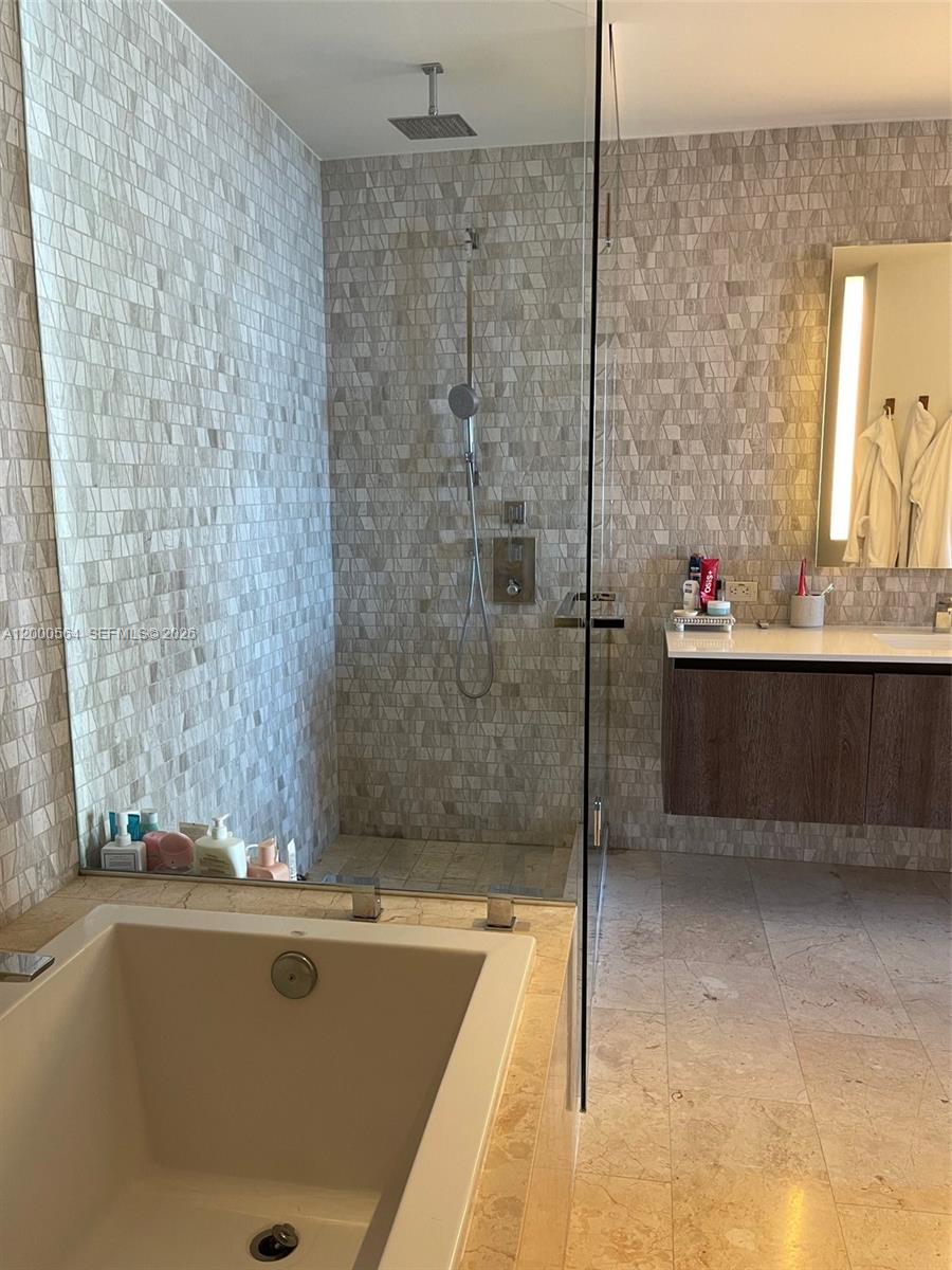 68 SE 6th St #2409, Miami FL 33131