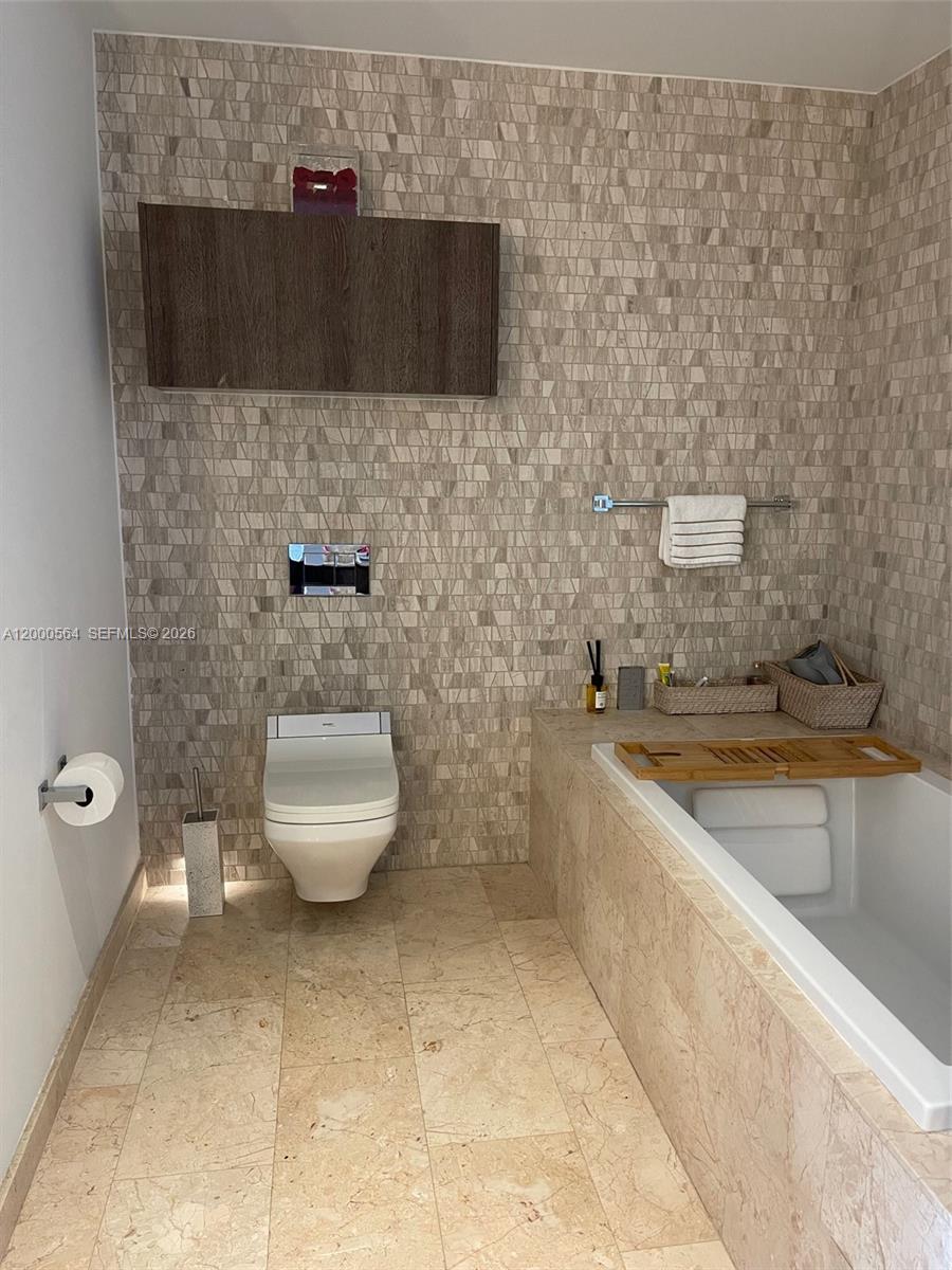 68 SE 6th St #2409, Miami FL 33131