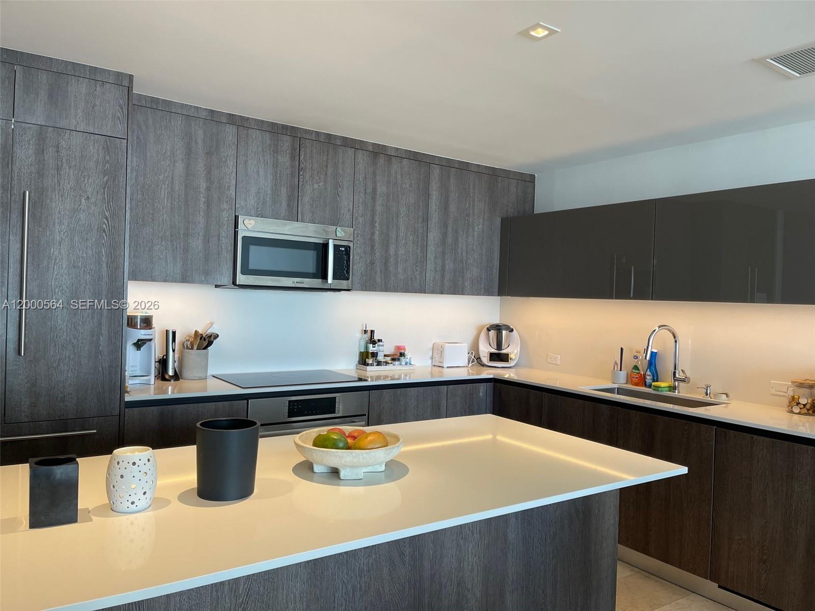 68 SE 6th St #2409, Miami FL 33131