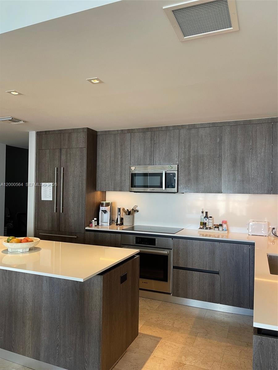 68 SE 6th St #2409, Miami FL 33131
