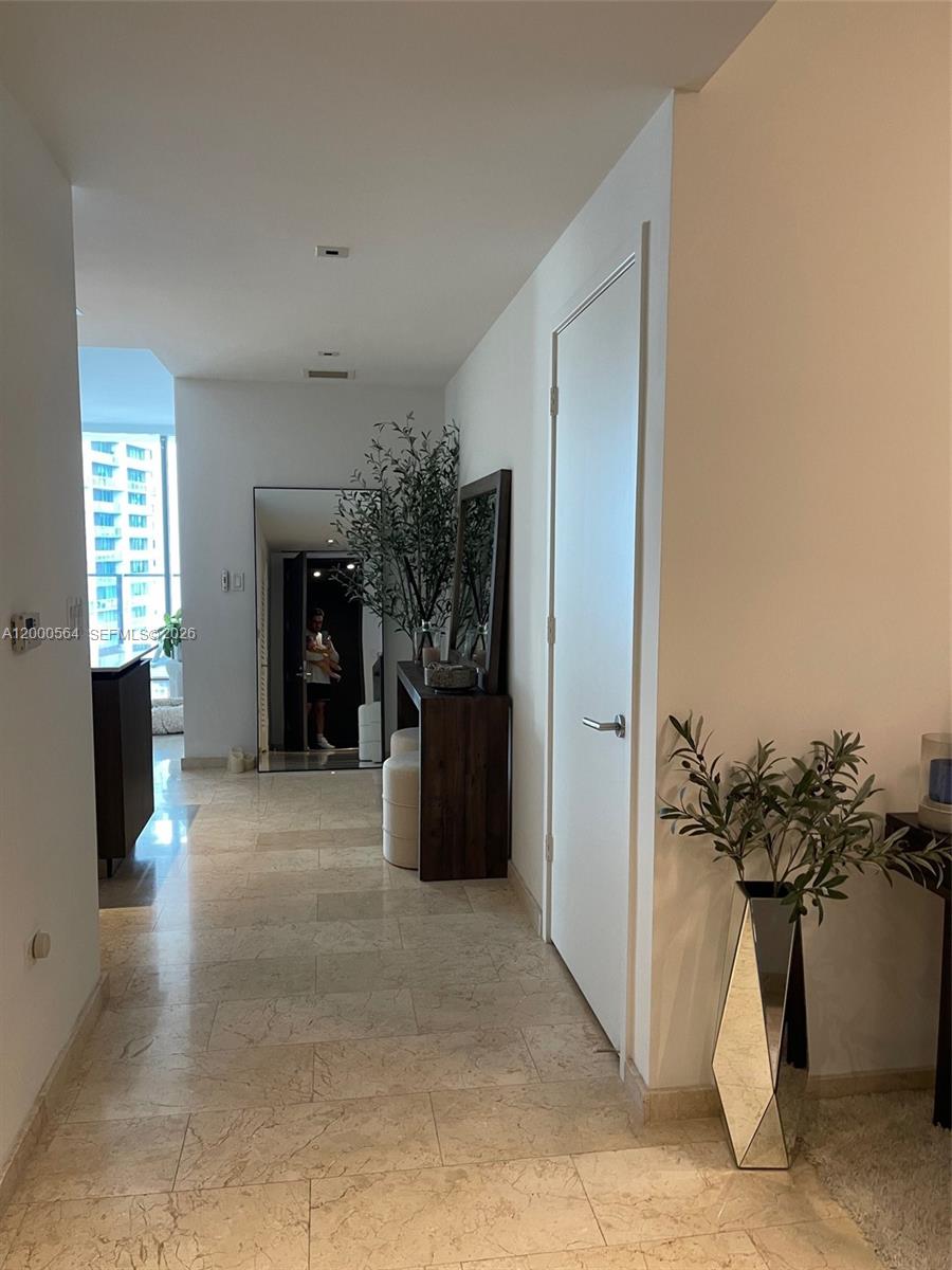 68 SE 6th St #2409, Miami FL 33131