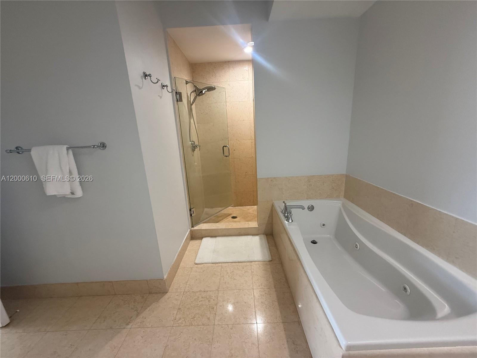 20000 E Country Club Dr #PH09, Aventura FL 33180