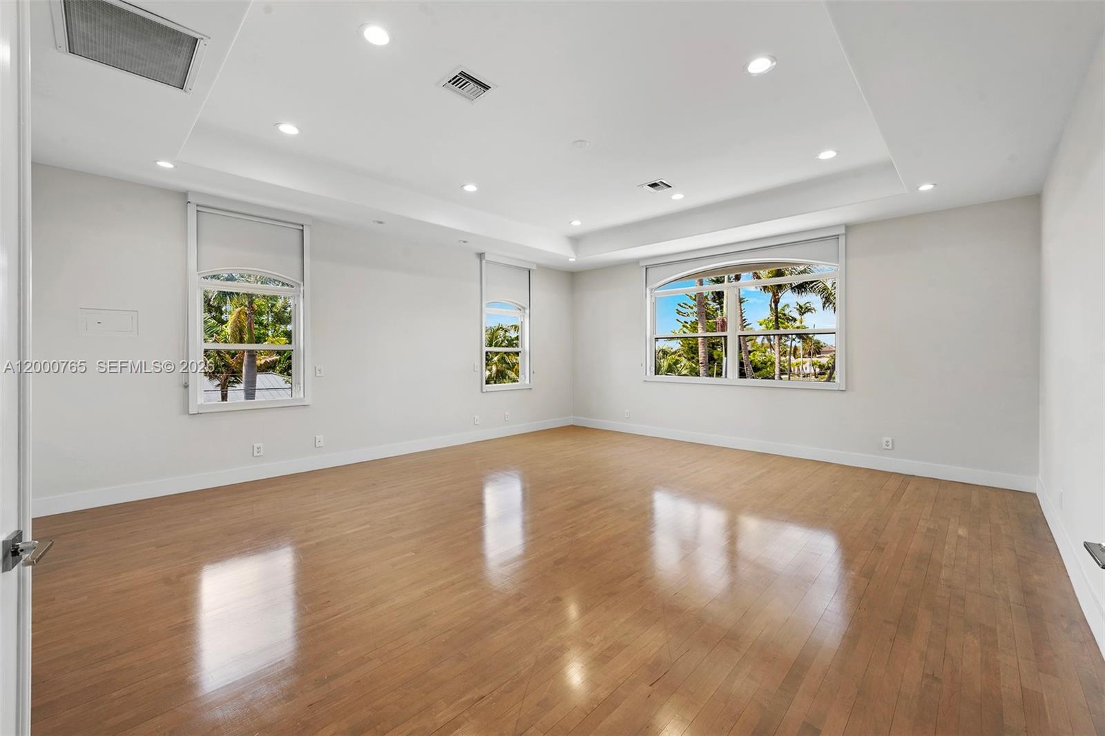 552 PALM DRIVE, Hallandale Beach FL 33009