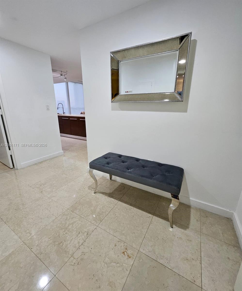 475 Brickell Ave #2115, Miami FL 33131