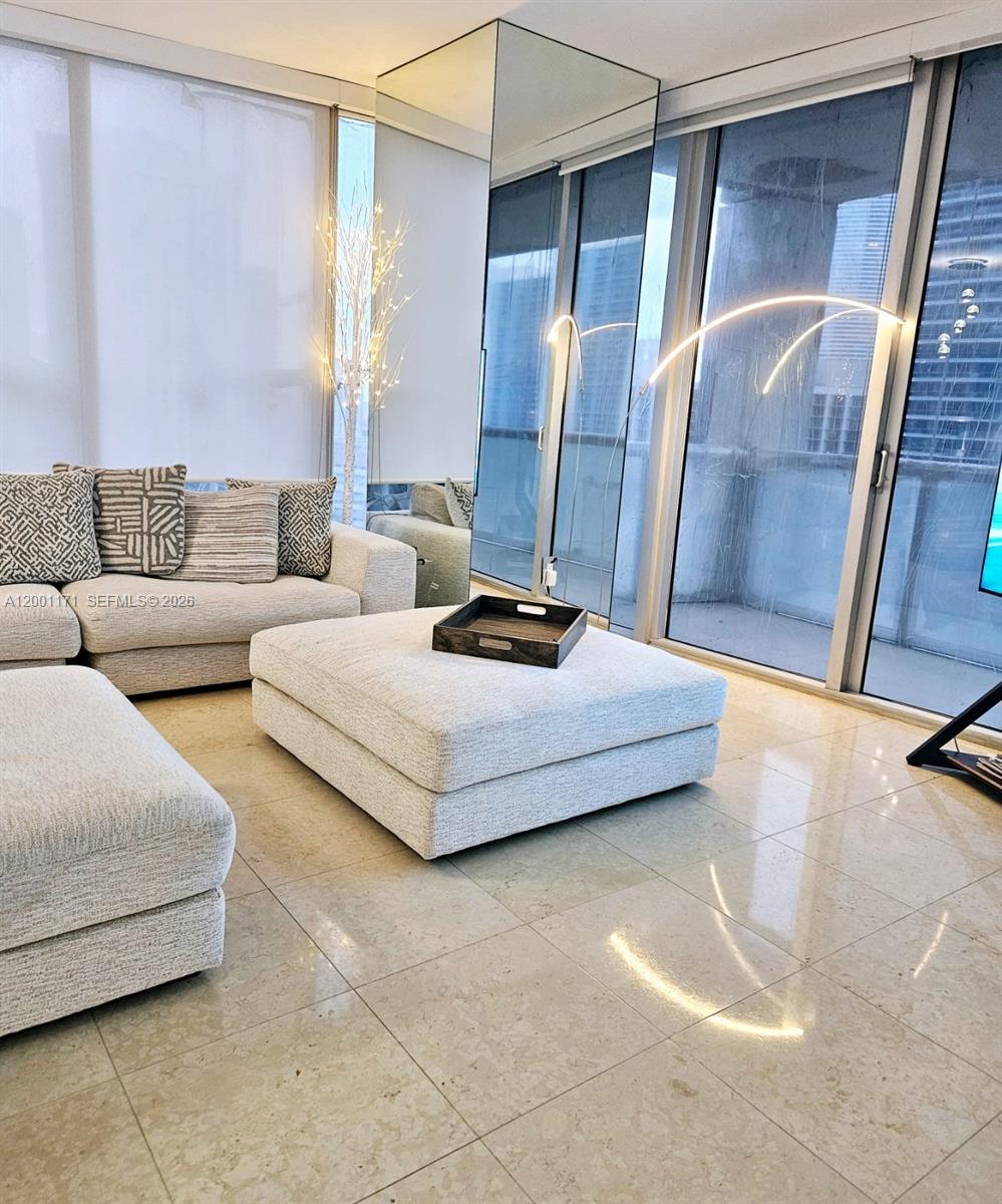 475 Brickell Ave #2115, Miami FL 33131