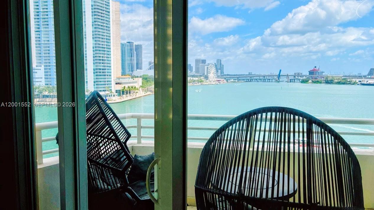 848 Brickell Key Dr #806, Miami FL 33131