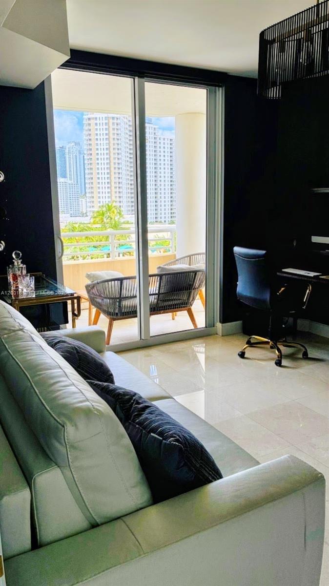 848 Brickell Key Dr #806, Miami FL 33131