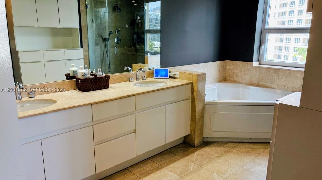 848 Brickell Key Dr #806, Miami FL 33131