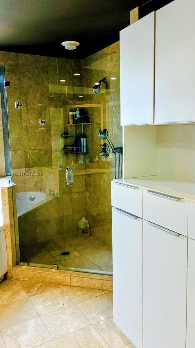 848 Brickell Key Dr #806, Miami FL 33131