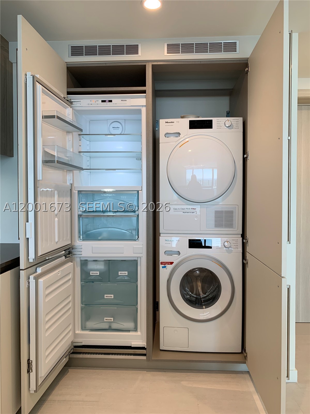 1000 Brickell Plz #3904, Miami FL 33131