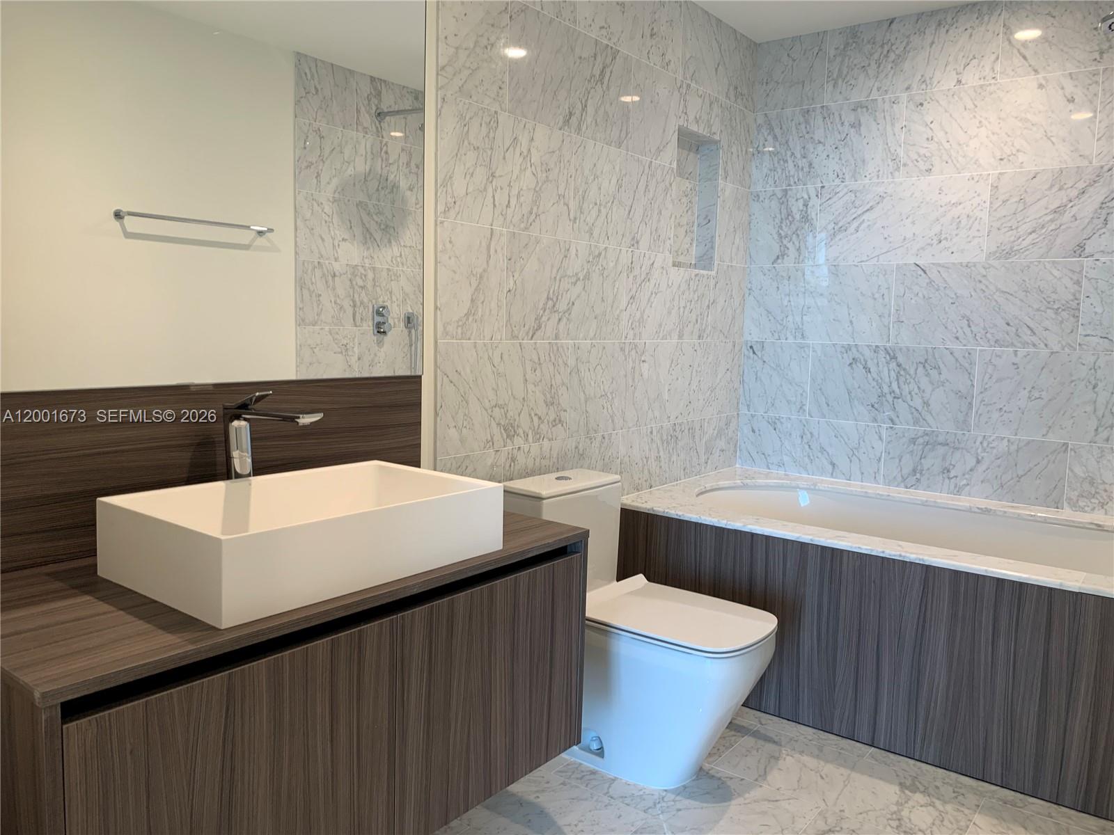 1000 Brickell Plz #3904, Miami FL 33131