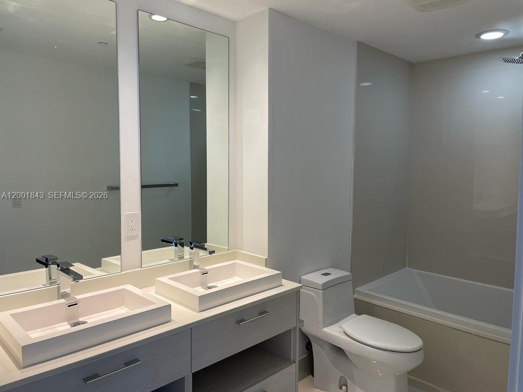 55 SW 9th St #3102, Miami FL 33130