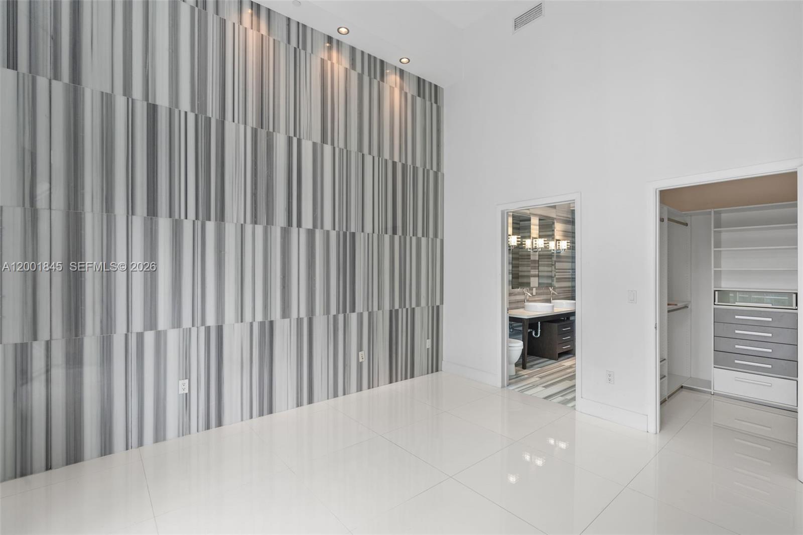 475 Brickell Ave #2812, Miami FL 33131