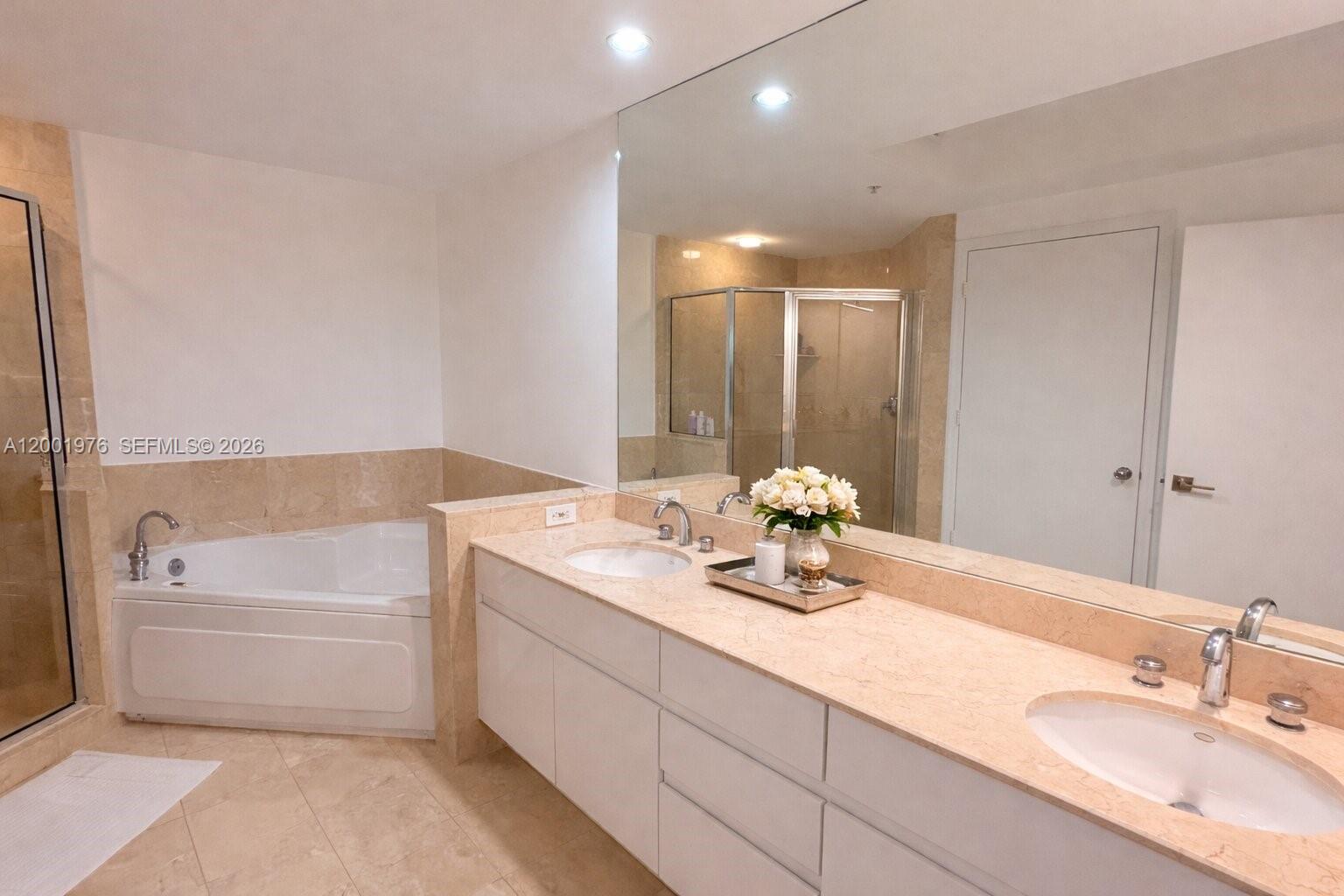 848 Brickell Key Dr #905, Miami FL 33131