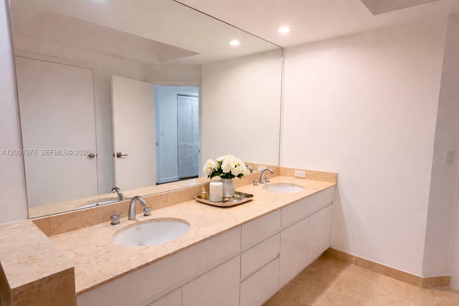 848 Brickell Key Dr #905, Miami FL 33131