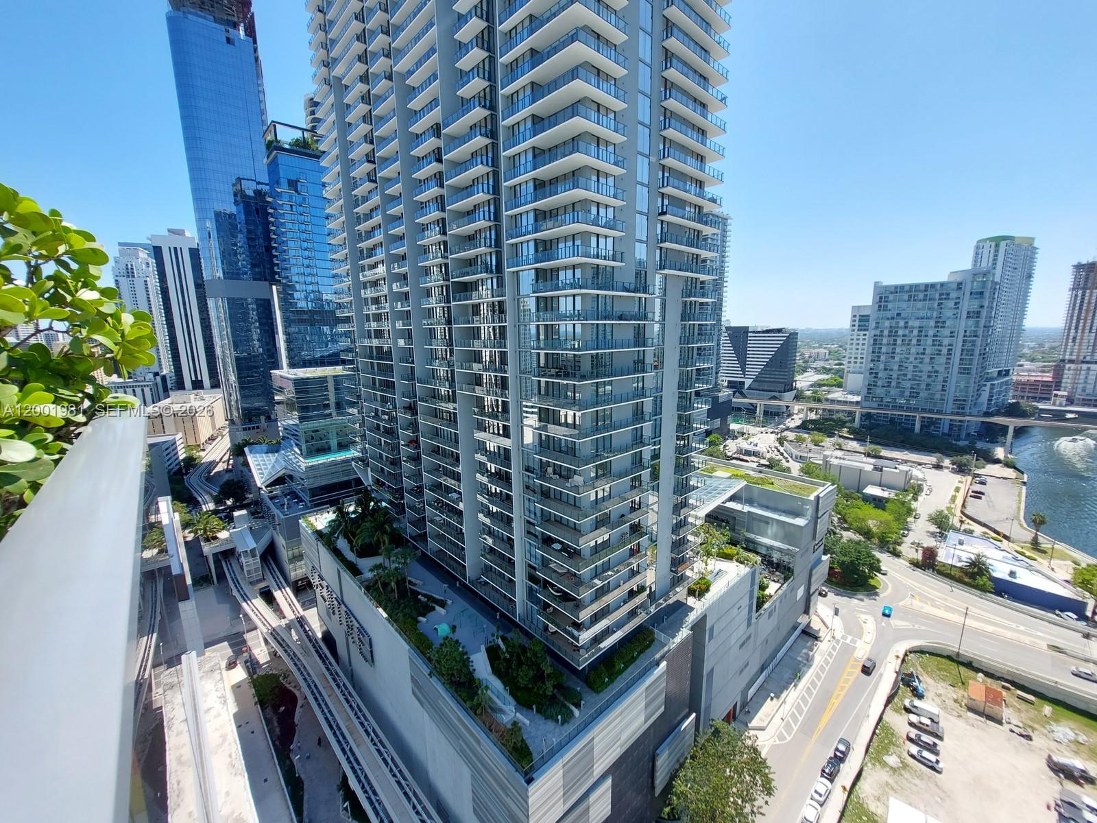 31 SE 6th St #1405, Miami FL 33131