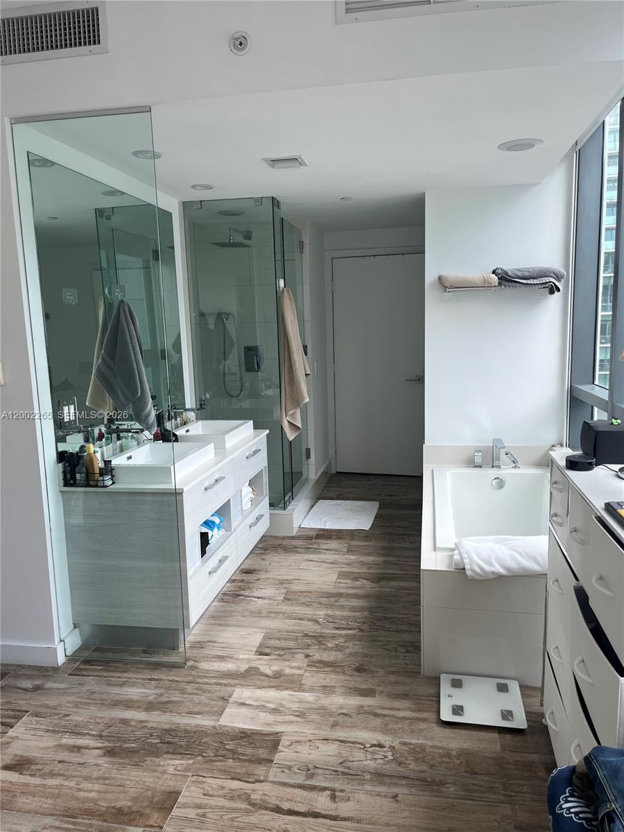 650 NE 32nd St #608, Miami FL 33137