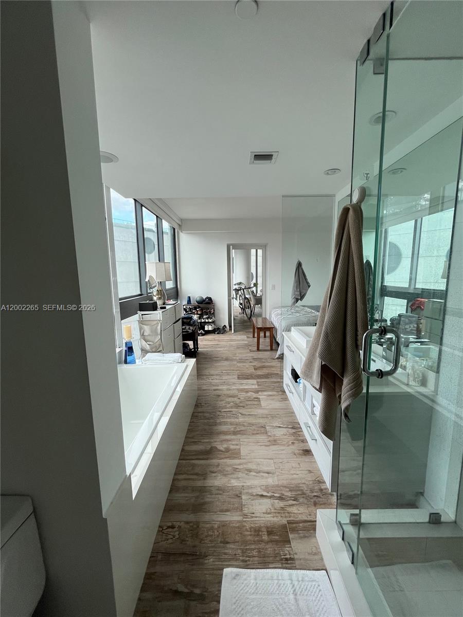 650 NE 32nd St #608, Miami FL 33137