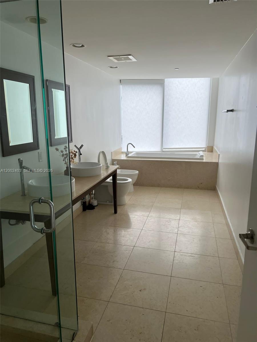475 Brickell Ave #5508, Miami FL 33131
