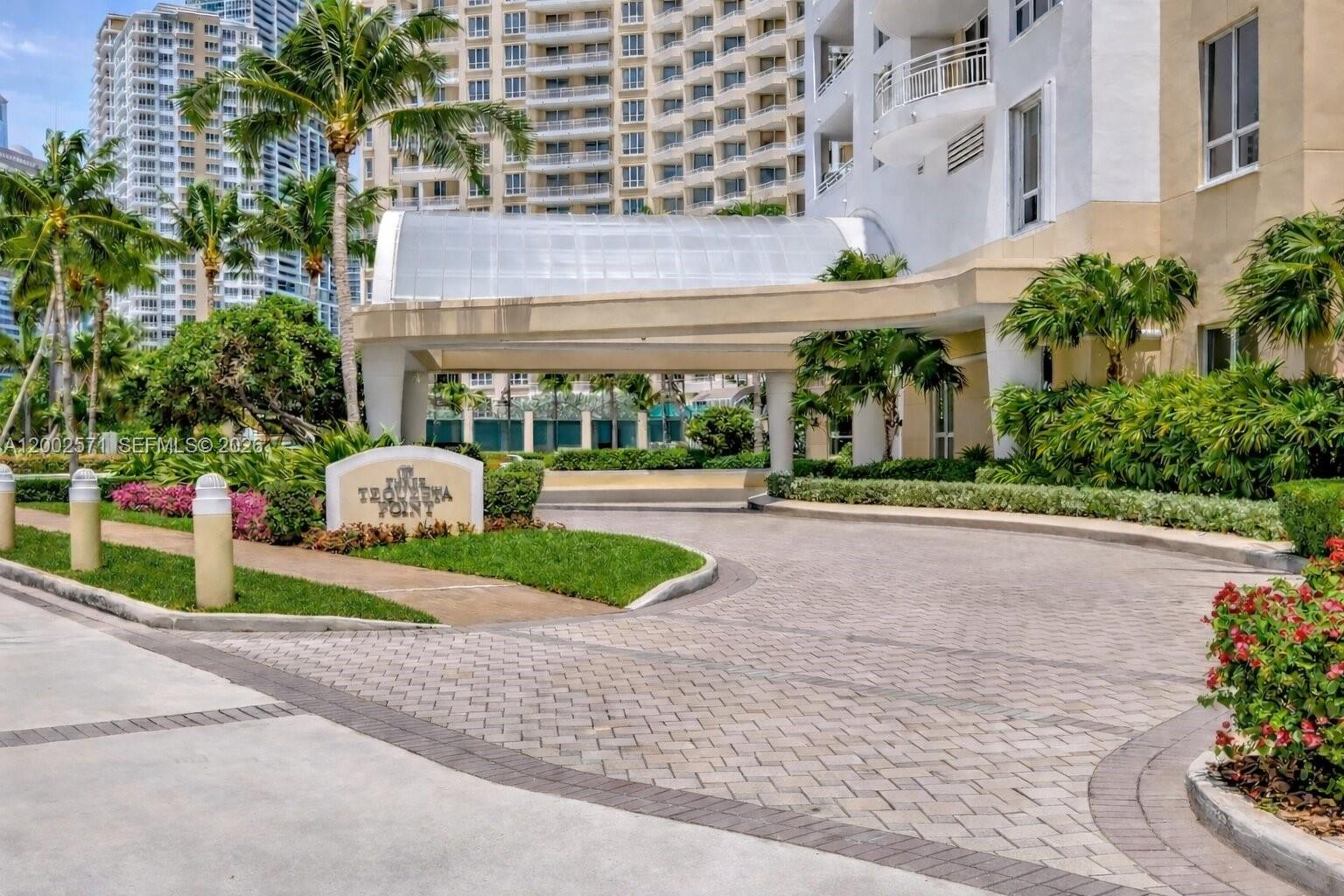 848 Brickell Key Dr #905, Miami FL 33131
