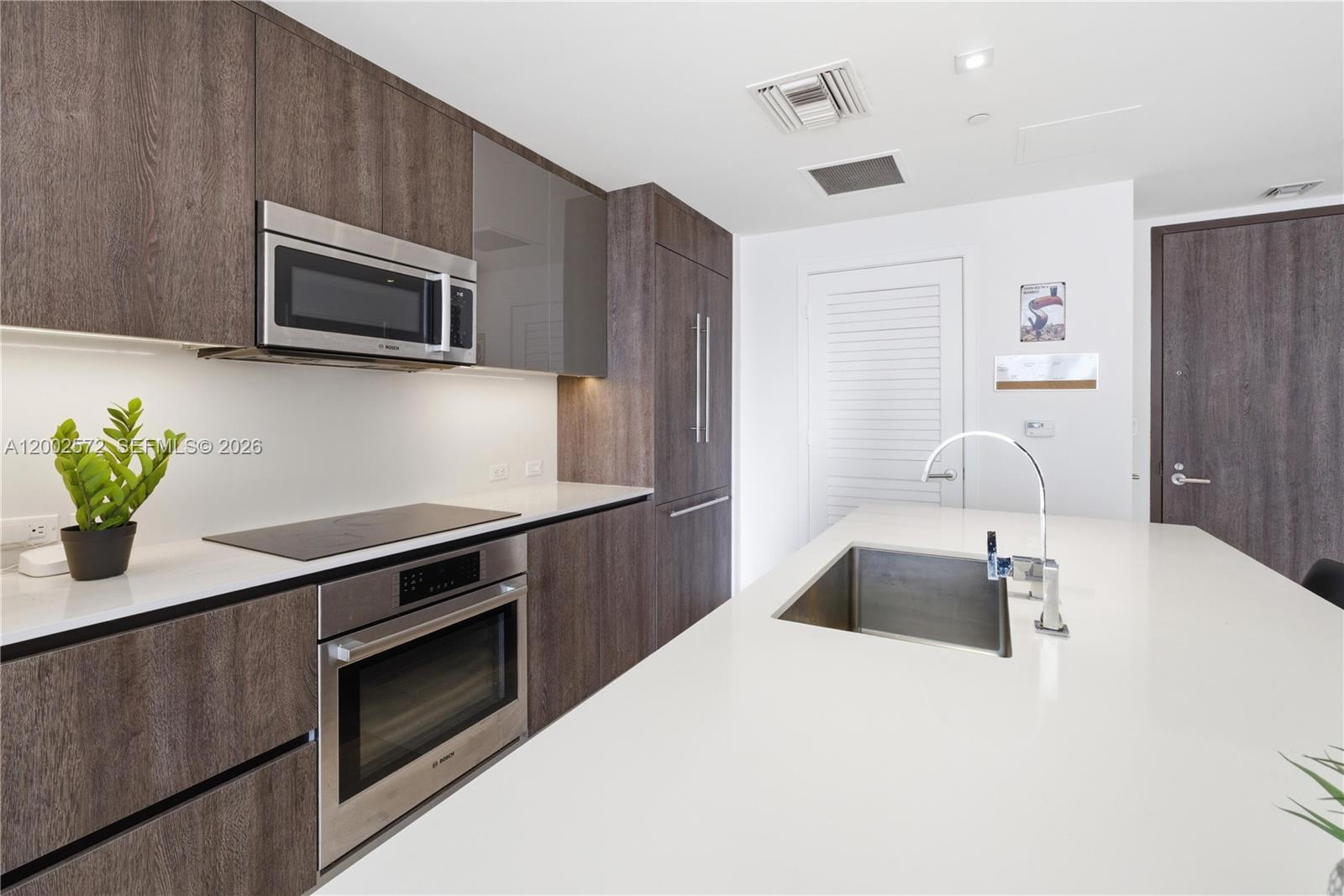 68 SE 6th St #1106, Miami FL 33131