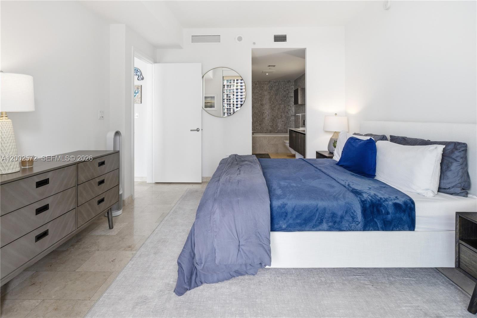 68 SE 6th St #1106, Miami FL 33131