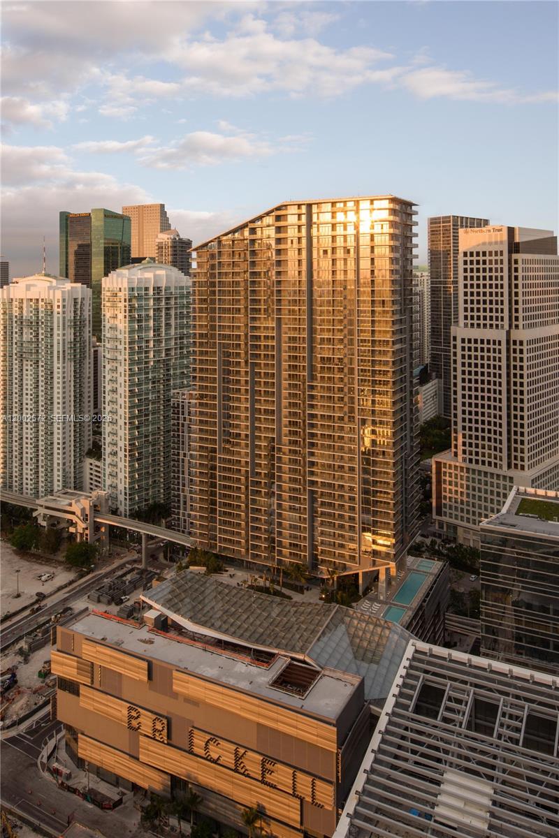 68 SE 6th St #1106, Miami FL 33131