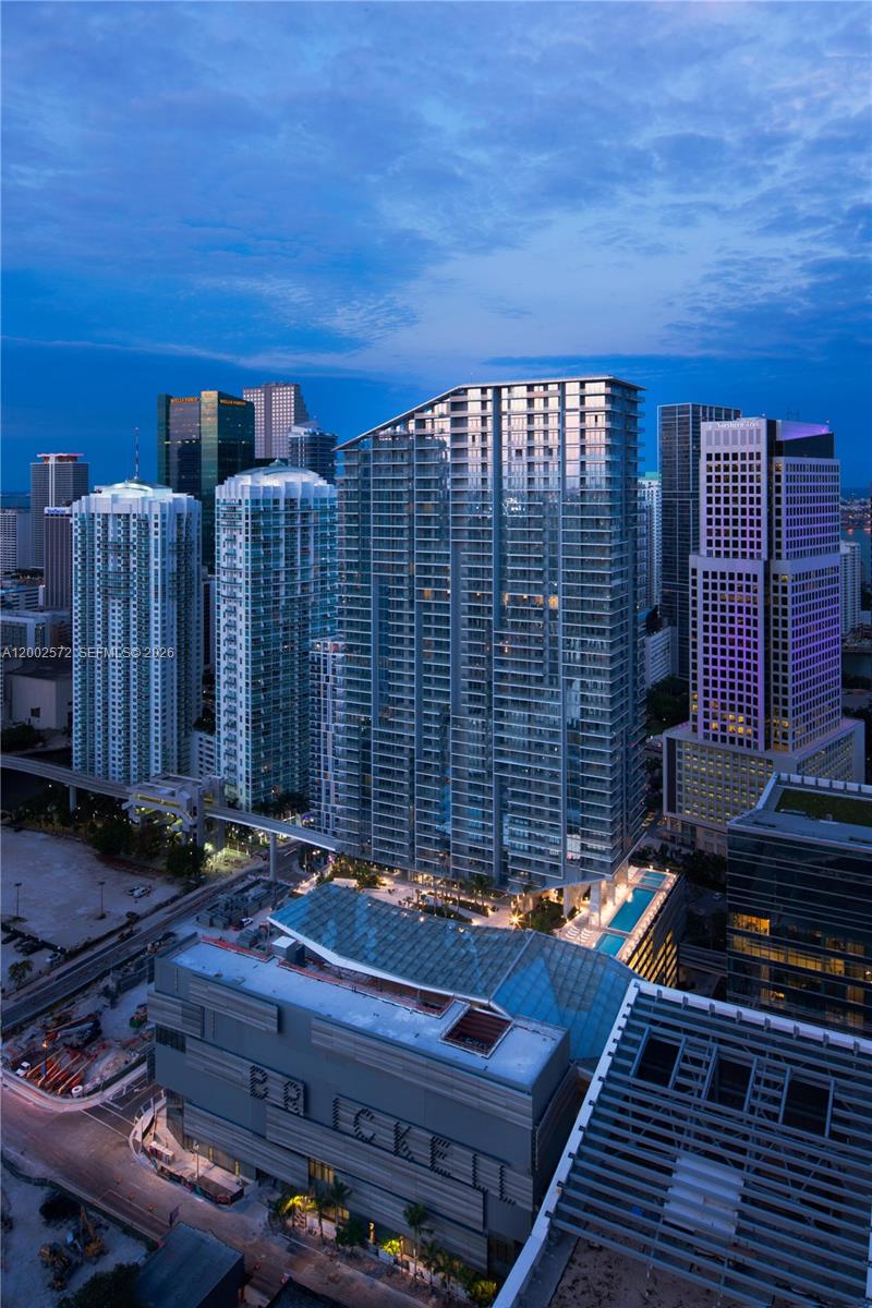 68 SE 6th St #1106, Miami FL 33131