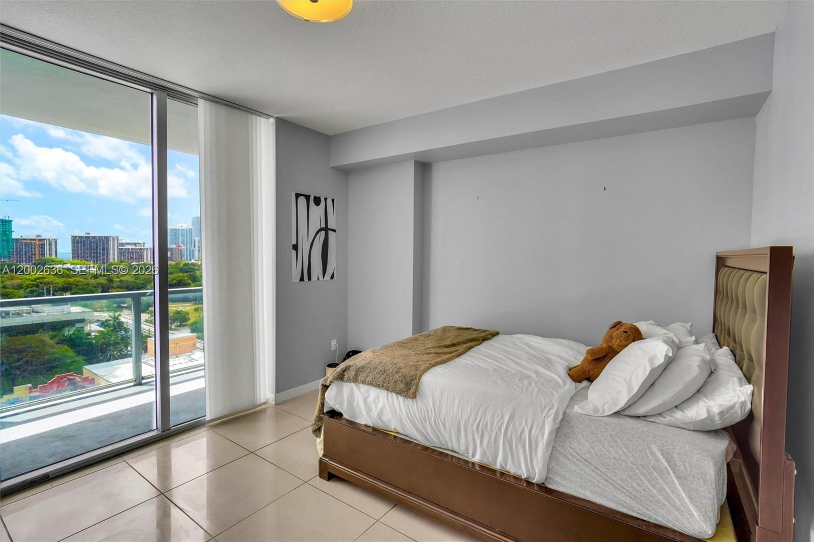 79 SW 12th St #1605, Miami FL 33130