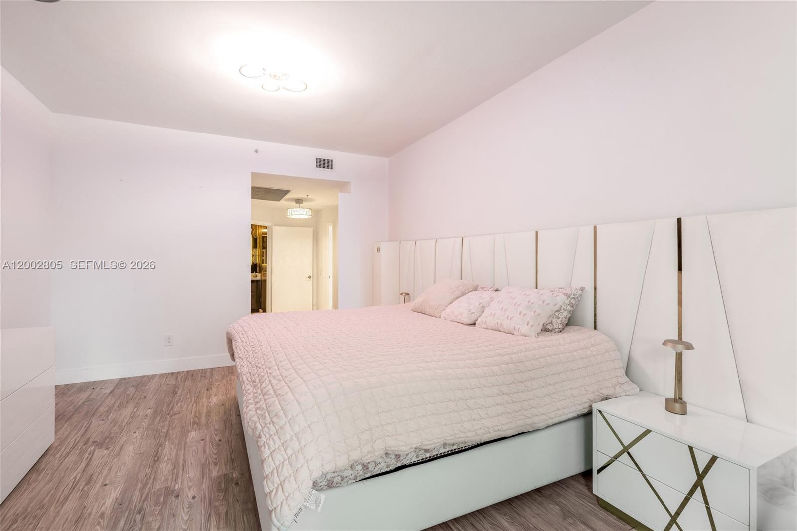 60 SW 13t St #1124, Miami FL 33130