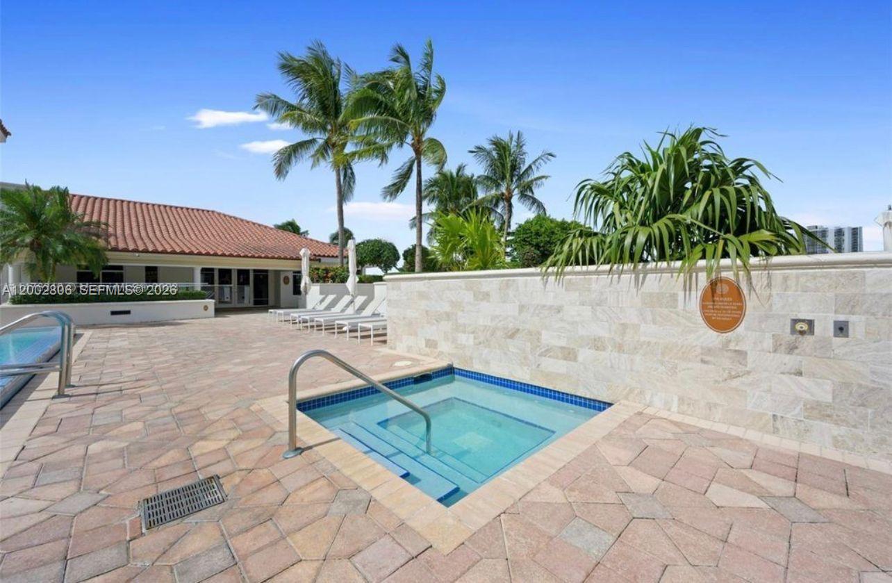 20000 E Country Club Dr #906, Aventura FL 33180