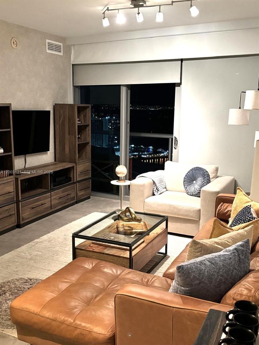 888 Biscayne Blvd #4310, Miami FL 33132