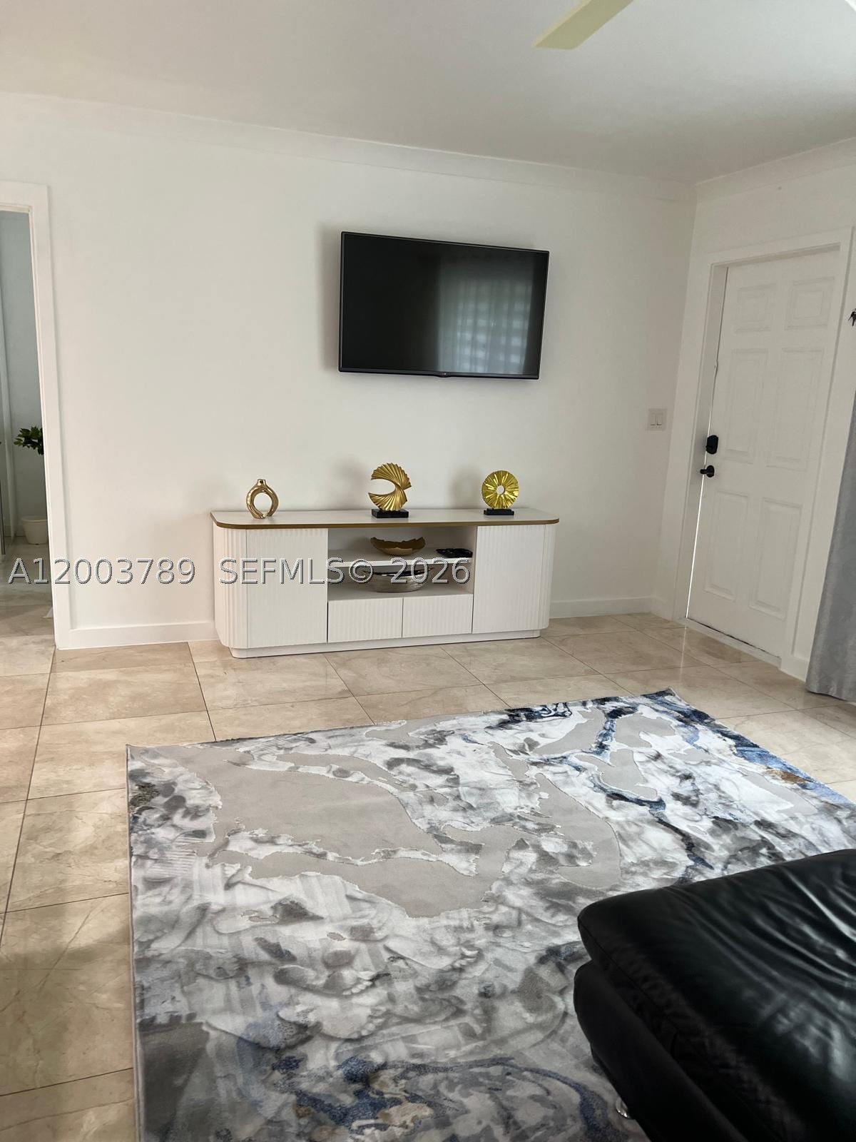 906 NE 6th St #0, Hallandale Beach FL 33009