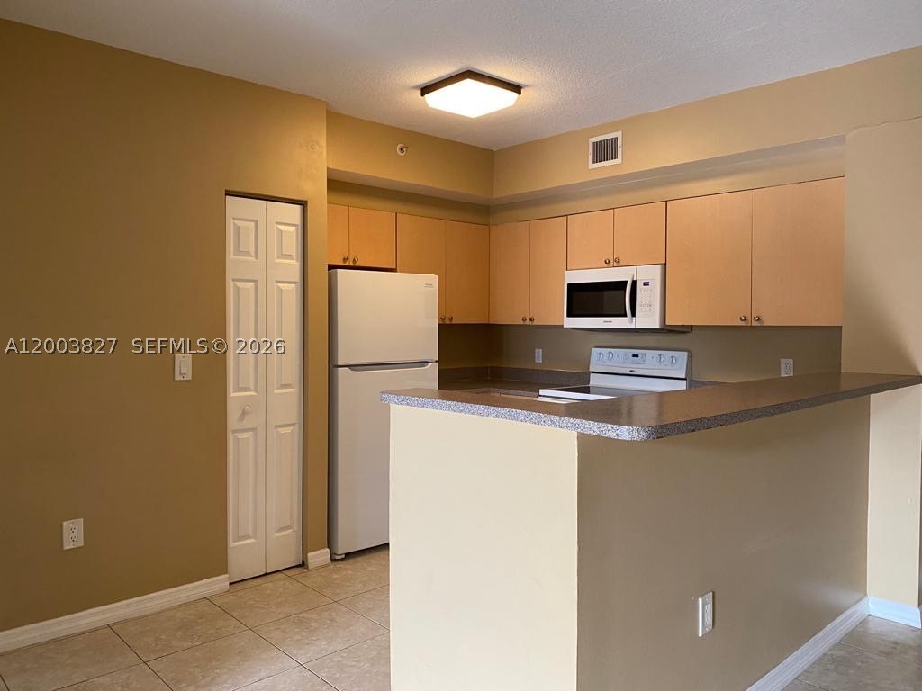 8060 N Nob Hill Rd #203, Tamarac FL 33321