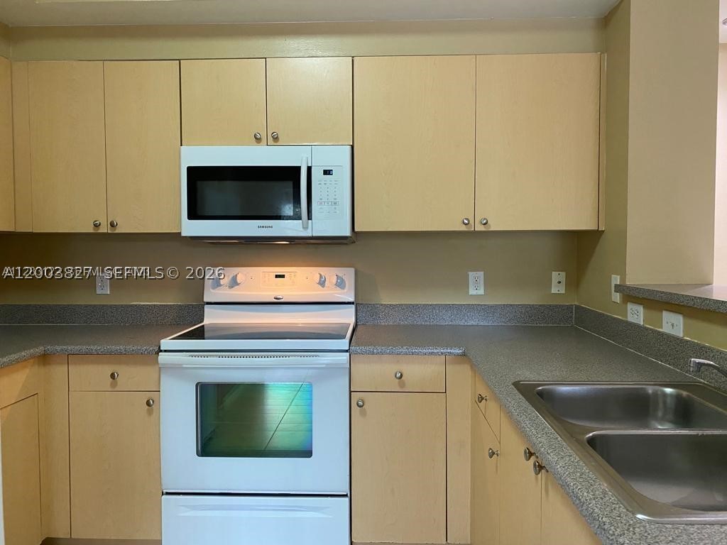 8060 N Nob Hill Rd #203, Tamarac FL 33321
