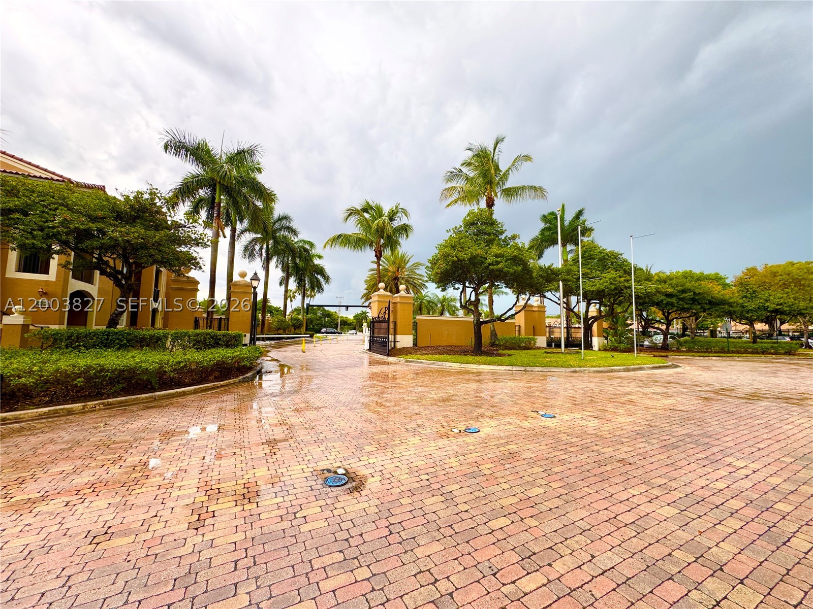 8060 N Nob Hill Rd #203, Tamarac FL 33321