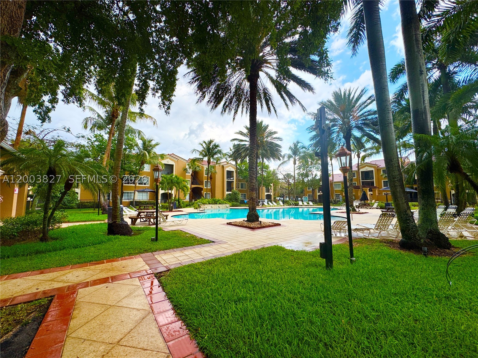 8060 N Nob Hill Rd #203, Tamarac FL 33321