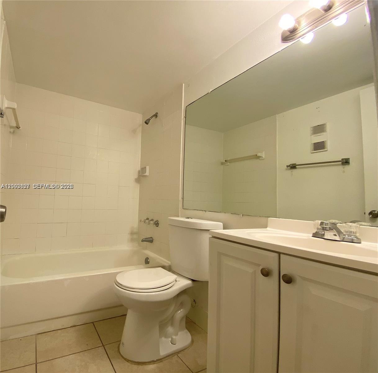 8060 N Nob Hill Rd #203, Tamarac FL 33321